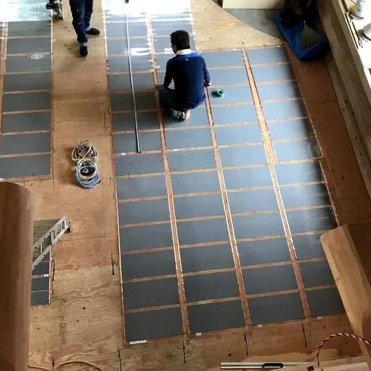 別荘・ログハウスが多い山梨のリビング・ダイニング・キッチンに床暖房を配置